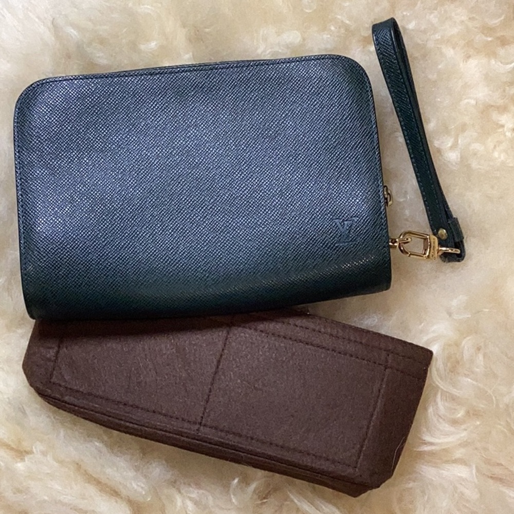 Authentic LOUIS VUITTON Taiga Leather Pochette Baikal Clutch in Hunter Green